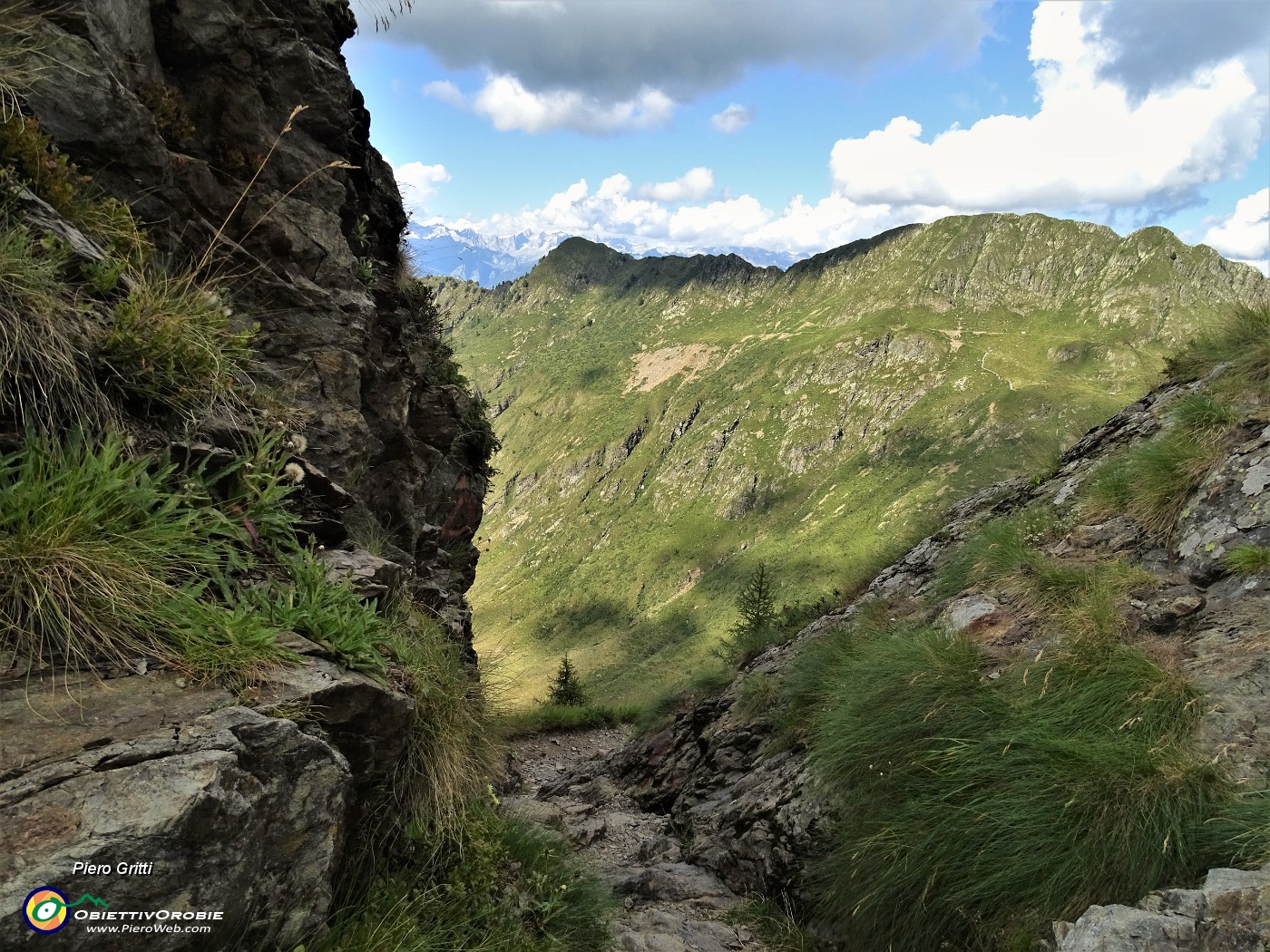 82 Al Passo del Forcellino (2127 m) vista verso la Val Bomino (Valtellina) .JPG